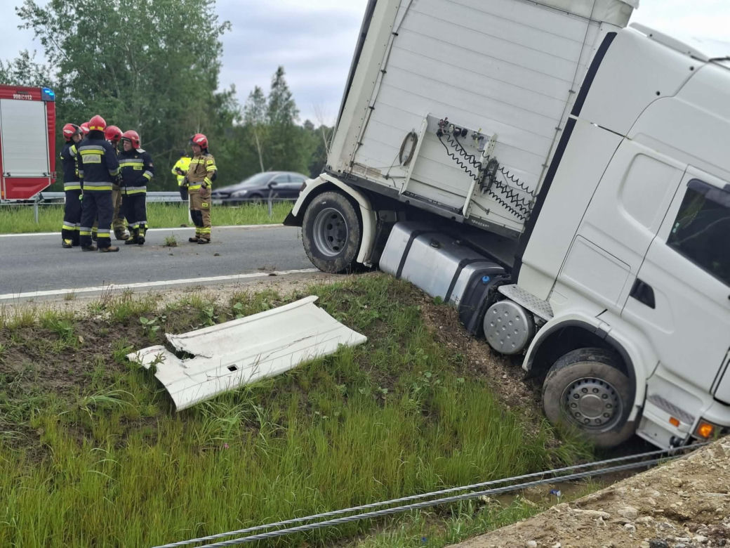 Ciężarówka blokuje obwodnicę Wąchocka