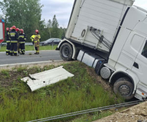 Ciężarówka blokuje obwodnicę Wąchocka