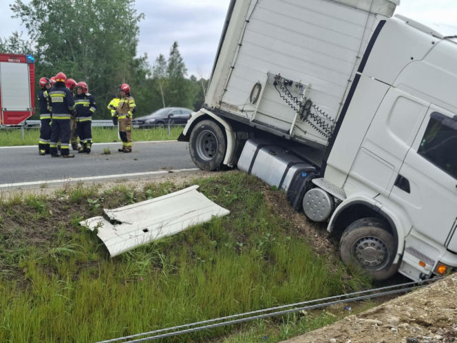 Ciężarówka blokuje obwodnicę Wąchocka