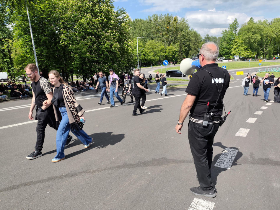 Długie kolejki i tłum fanów przed koncertem Metaliki