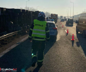 Ciężarówka przewróciła się na A4