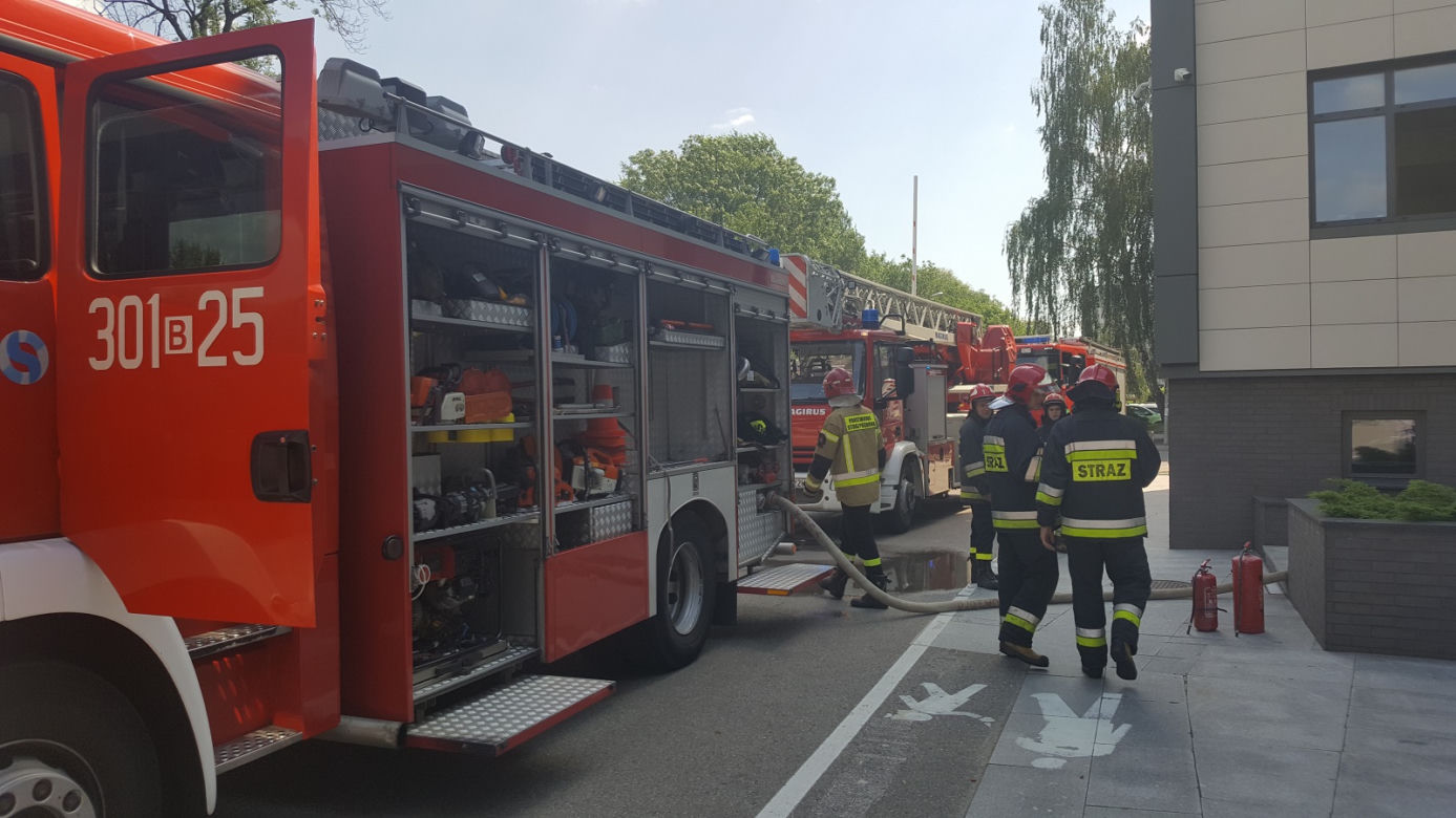 Białystok. Pożar w biurowcu przy ul. Świętojańskiej. Ponad 200 osób opuściło budynek