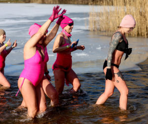 Różowe morsowanie idealne na pomaganie. Trzy Stawy opanowali amatorzy zimnych kąpieli