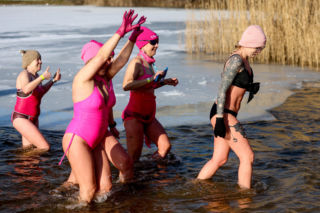 Różowe morsowanie idealne na pomaganie. Trzy Stawy opanowali amatorzy zimnych kąpieli