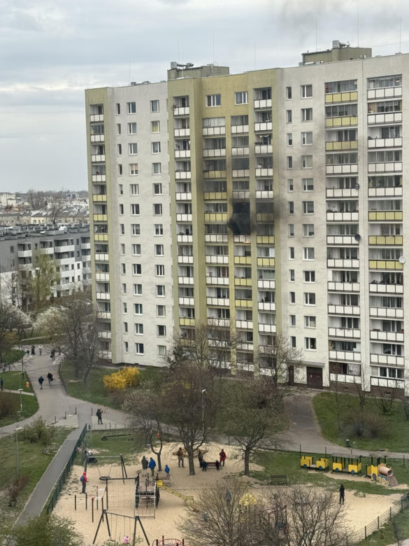 Pożar mieszkania w Warszawie! Czarny dym widać z daleka [ZDJĘCIA]