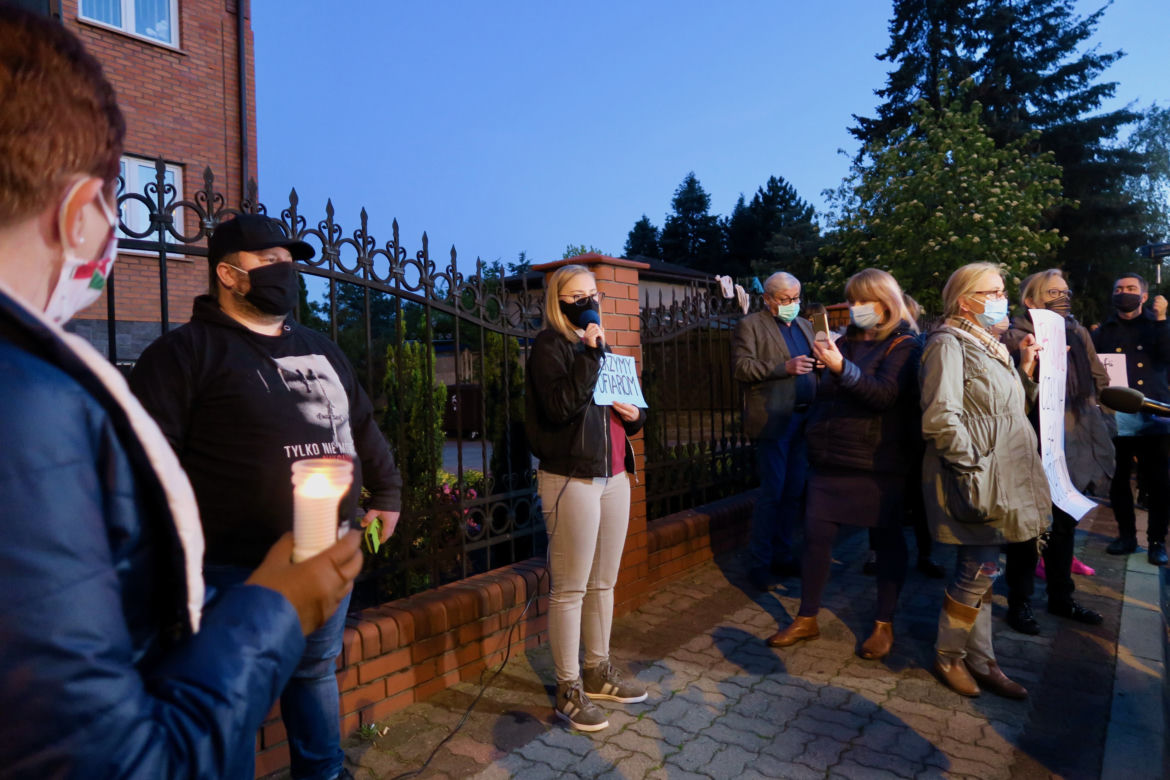 Manifestacja przed kaliską kurią diecezjalną. Kaliszanie oburzeni zachowaniem biskupa Janiaka