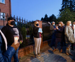Manifestacja przed kaliską kurią diecezjalną. Kaliszanie oburzeni zachowaniem biskupa Janiaka