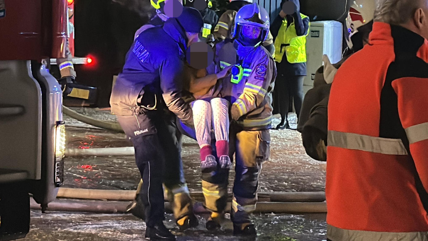 Pożar domu opieki! Strażacy ewakuują pensjonariuszy na noszach