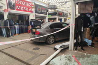 Dramatyczne sceny w pasażu handlowym. Auto staranowało wejście
