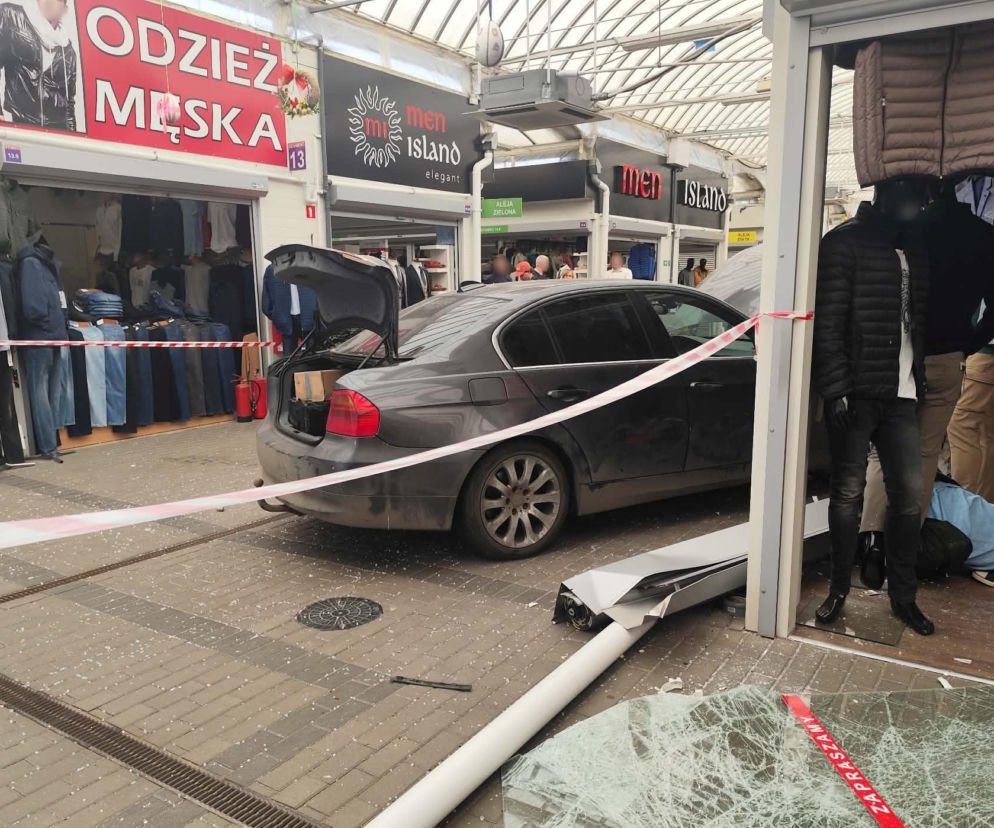 Dramatyczne sceny w pasażu handlowym. Auto staranowało wejście