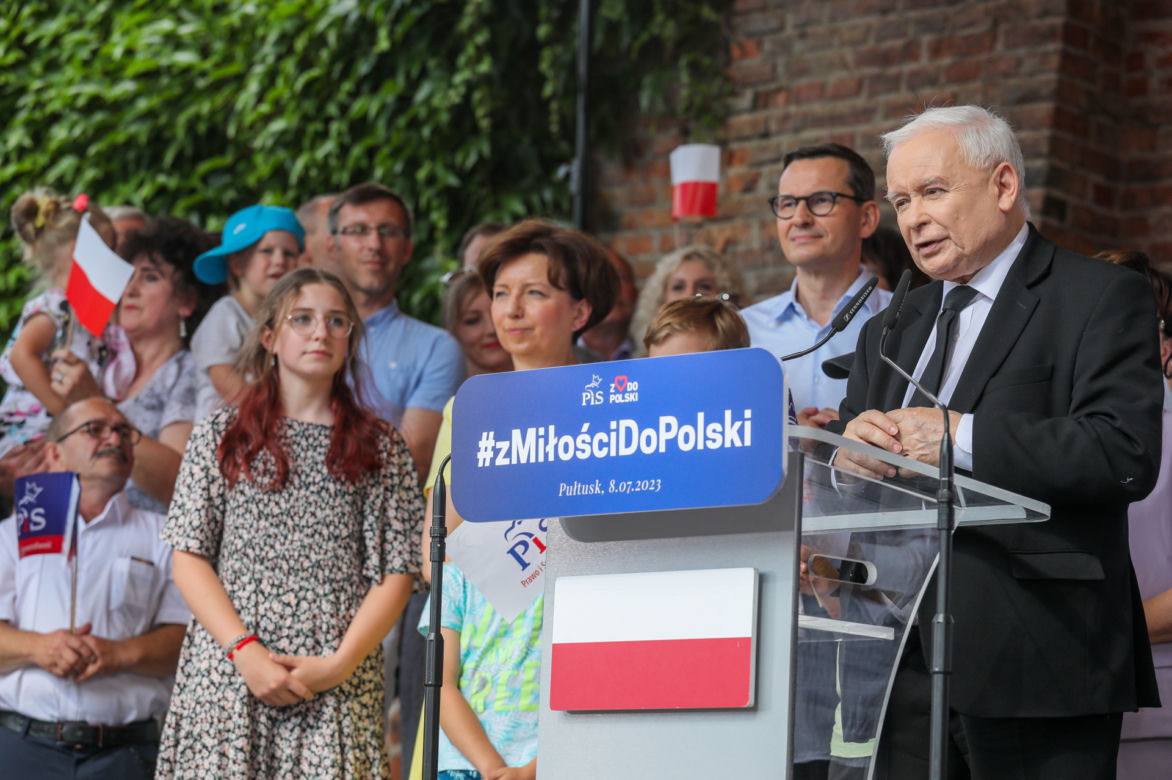 Jarosław Kaczyński z dzidziusiem na rękach ależ on go tuli 