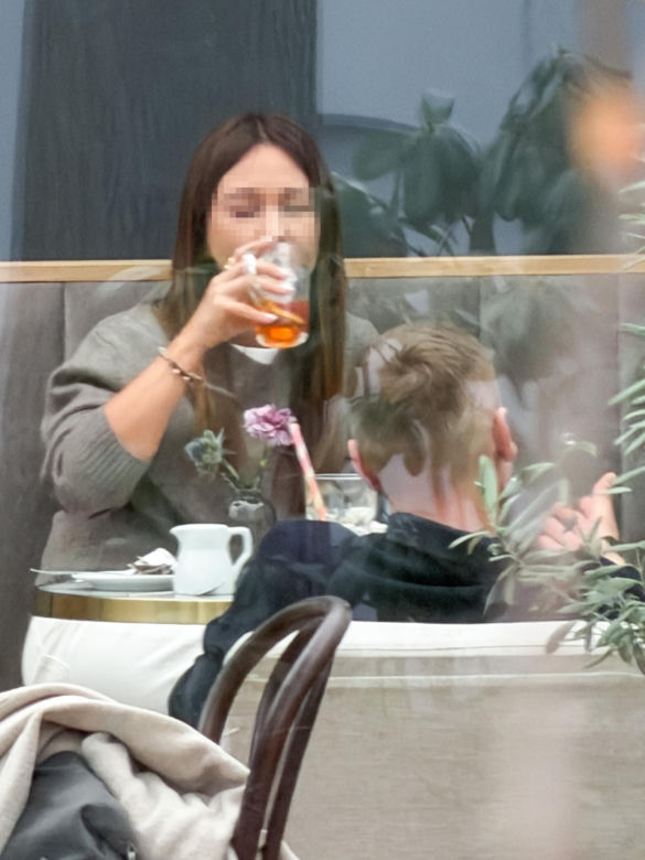 Marcin Mroczek z dziewczyną w cukierni