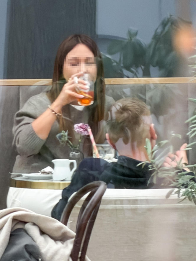 Marcin Mroczek z dziewczyną w cukierni