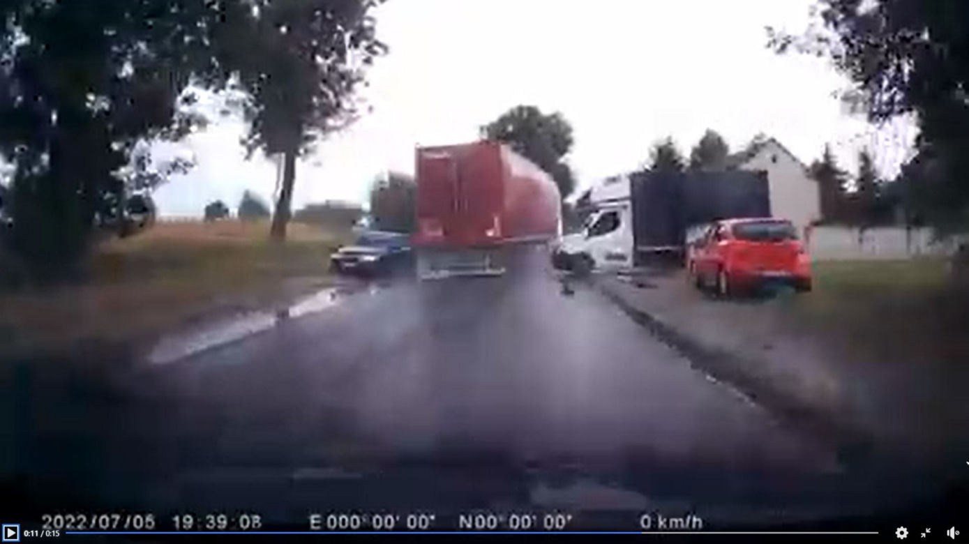 Pędził ciężarówką wąską droga z Lelowa. Tragedia była bardzo blisko