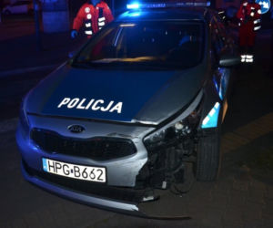 Wjechał w radiowóz i zaczął uciekać! Kierowca Mazdy był pijany i miał objawy koronawirusa