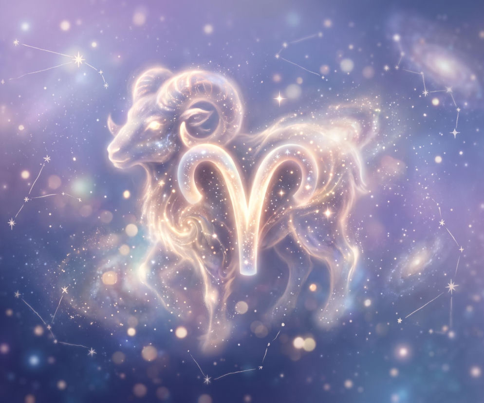 Świecący znak zodiaku Barana na tle gwieździstego nieba i mgławic. O horoskopie dla Barana przeczytasz w Eska.