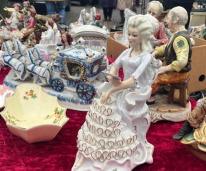 Lubelska Giełda Staroci w świątecznym klimacie. Tłumy szukały prezentów na Mikołajki