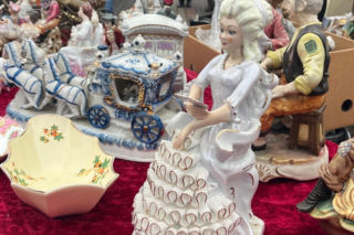 Lubelska Giełda Staroci w świątecznym klimacie. Tłumy szukały prezentów na Mikołajki