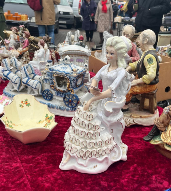 Lubelska Giełda Staroci w świątecznym klimacie. Tłumy szukały prezentów na Mikołajki