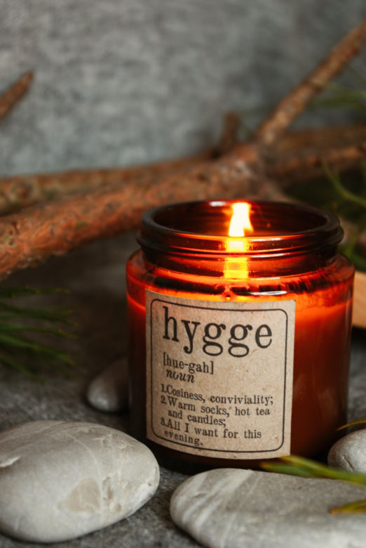 Hygge na święta. Jak świątecznie urządzić salon w stylu hygge? Oto nasze inspiracje