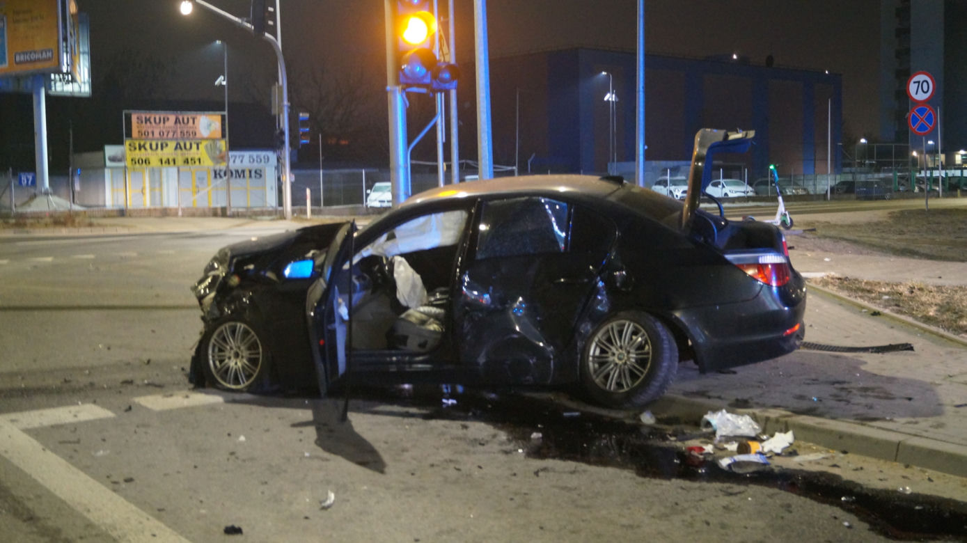 Potworne zderzenie toyoty z BMW w Piasecznie. Pogotowie zabrało rannego