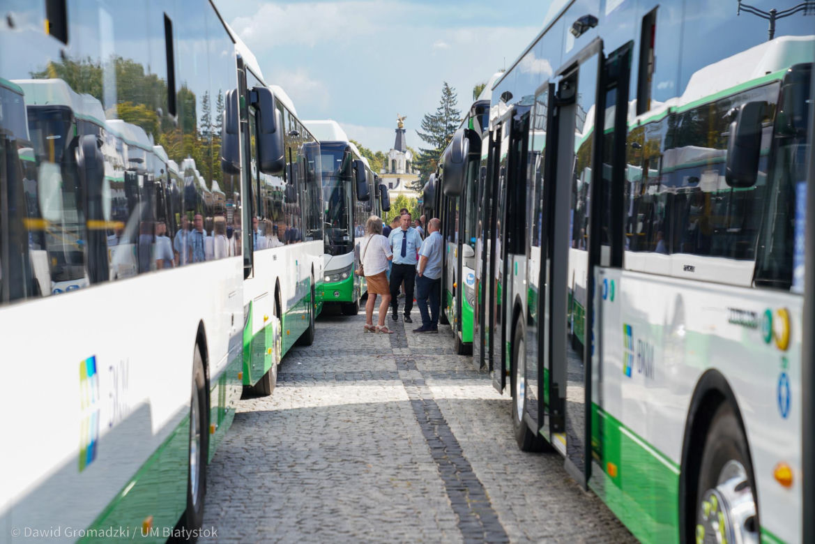 Zaprezentowano pierwsze 20 autobusów elektrycznych w Białymstoku. Od poniedziałku pojawią się na ulicach miasta [ZDJĘCIA]