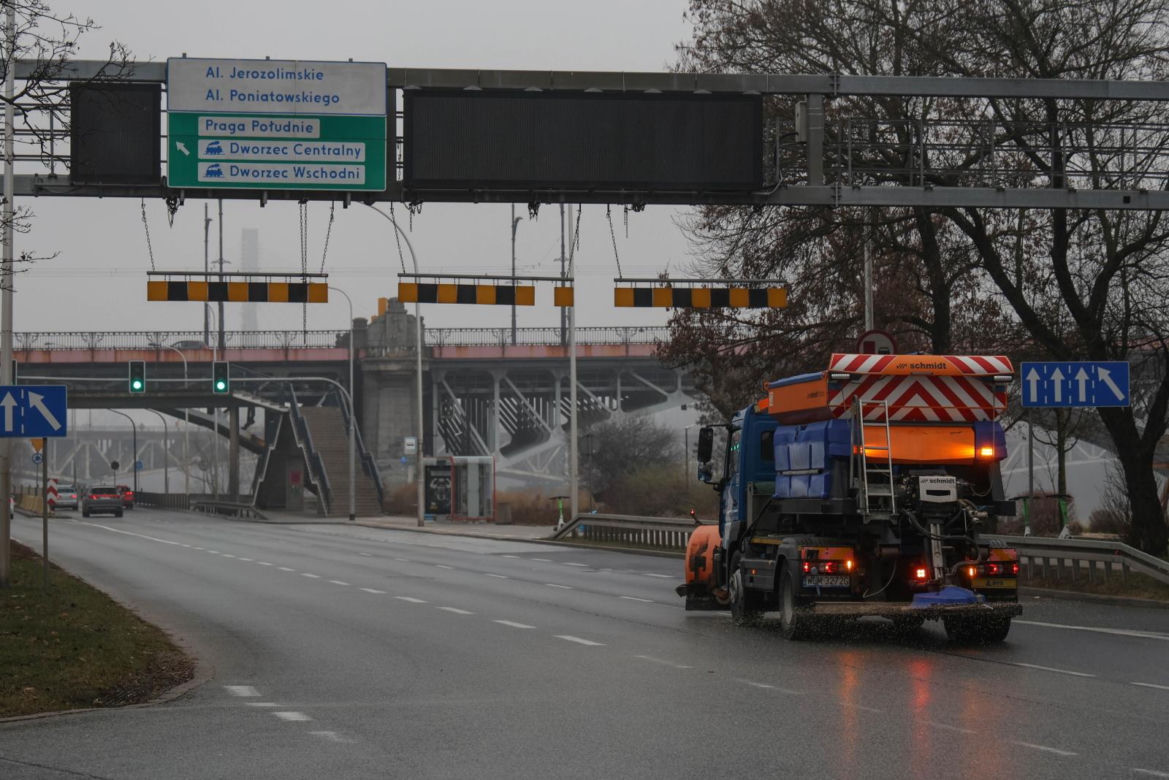 Gołoledź na drogach. Panują trudne warunki drogowe dla kierowców