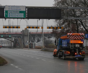 Gołoledź na drogach. Panują trudne warunki drogowe dla kierowców