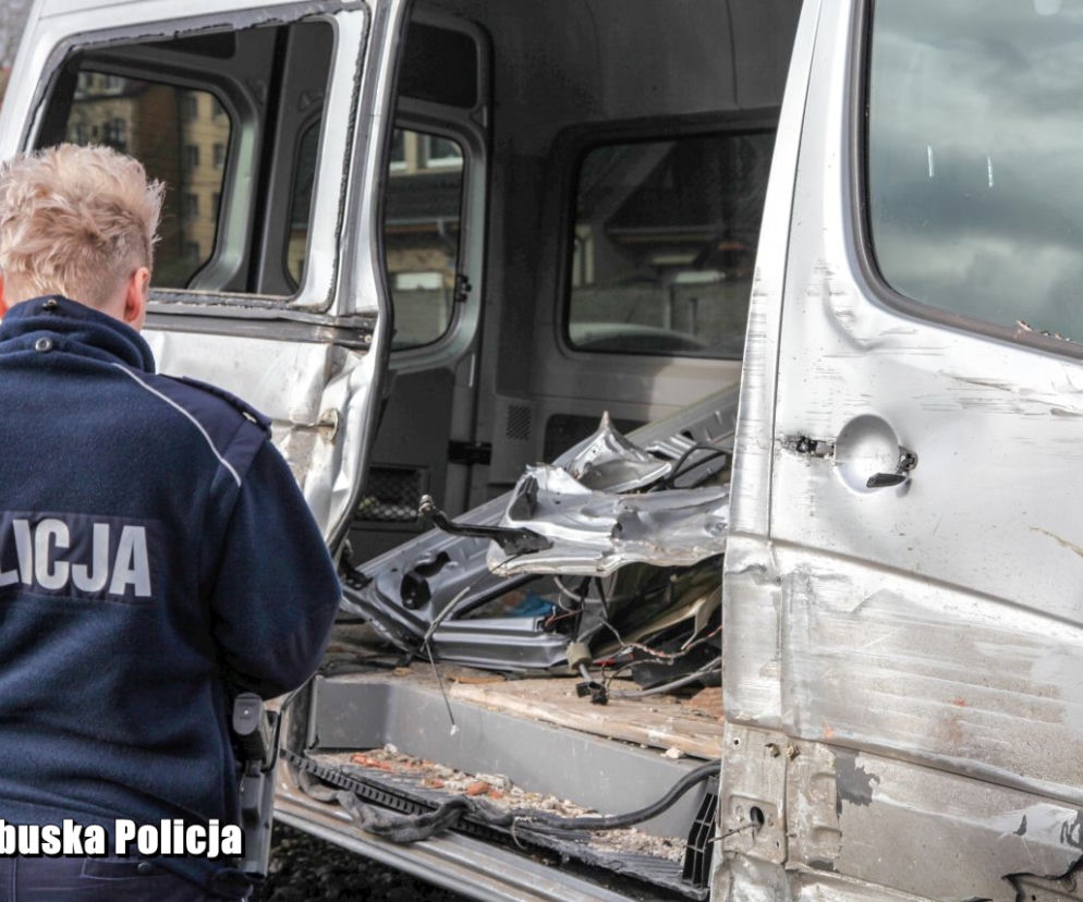 Ucieczka dostawczym Mercedesem zakończyła się wypadkiem