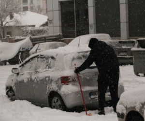 Dwucyfrowe mrozy w parze ze śniegiem. Sroga zima podnosi głowę