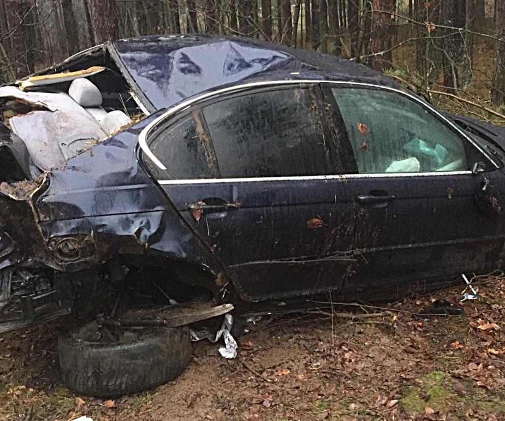 Dwóch pijanych mężczyzn rozbiło się bmw w lesie.