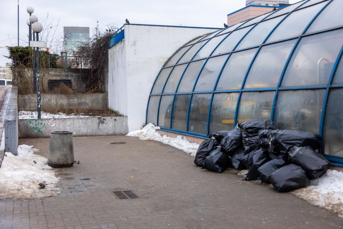 Okolice metra Centrum – śmieci, zacieki, graffiti
