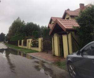 Luksusy Przemysława Czarnka. W ogrodzie basen i boisko 