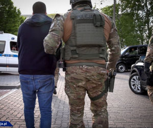 Szef gangu, który prał pieniądze dla kolumbijskich karteli narkotykowych, sprowadzony do Polski