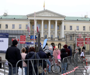 Gigantyczna kolejka do szczepień bez rejestracji. Plac Bankowy