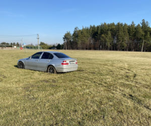 Zambrów. Senior testował auto po naprawie. Zniszczył murawę na boisku [ZDJĘCIA]