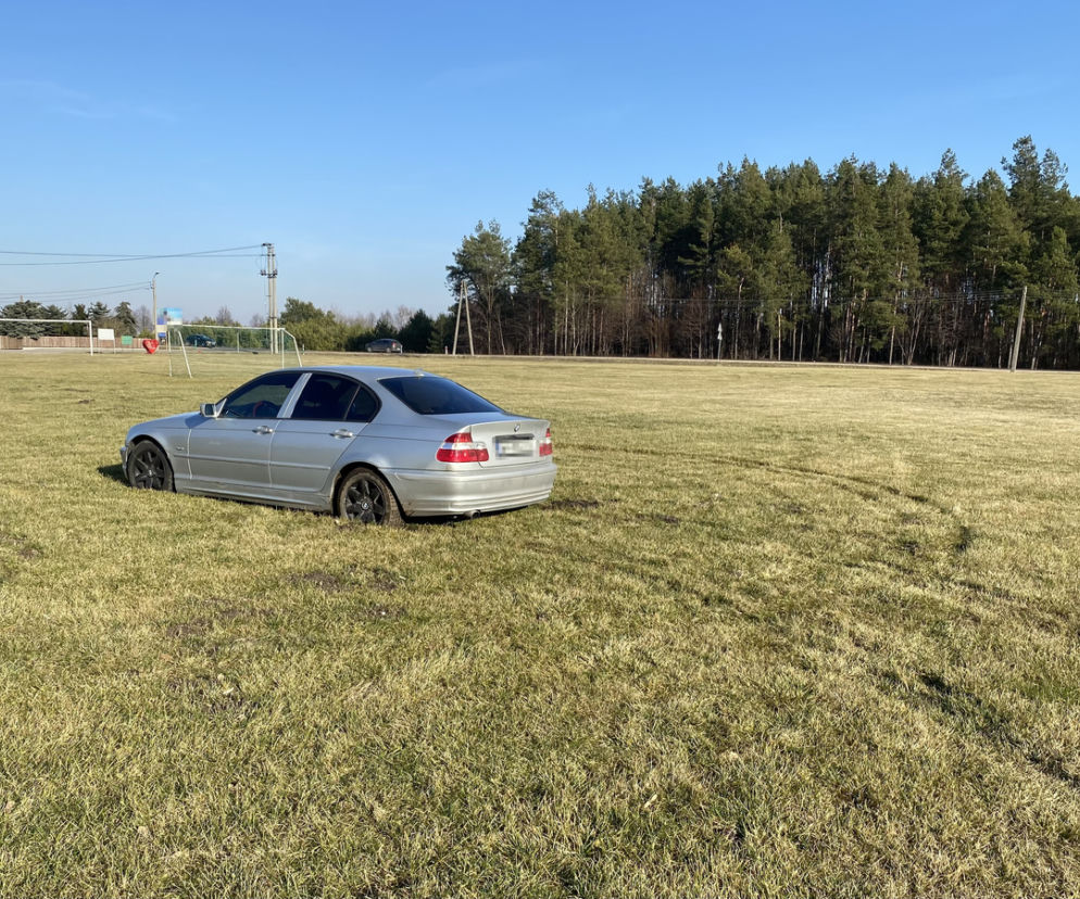 Zambrów. Senior testował auto po naprawie. Zniszczył murawę na boisku [ZDJĘCIA]