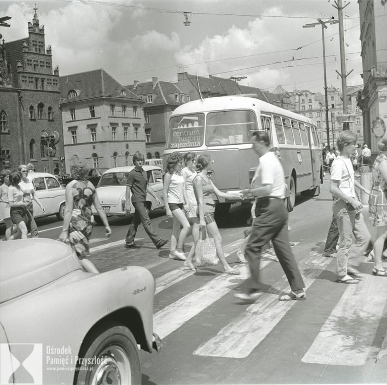 Przejście dla pieszych u zbiegu ulic Świdnickiej, Oławskiej i Rynku, 1972 rok