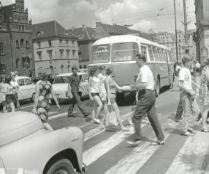 Przejście dla pieszych u zbiegu ulic Świdnickiej, Oławskiej i Rynku, 1972 rok