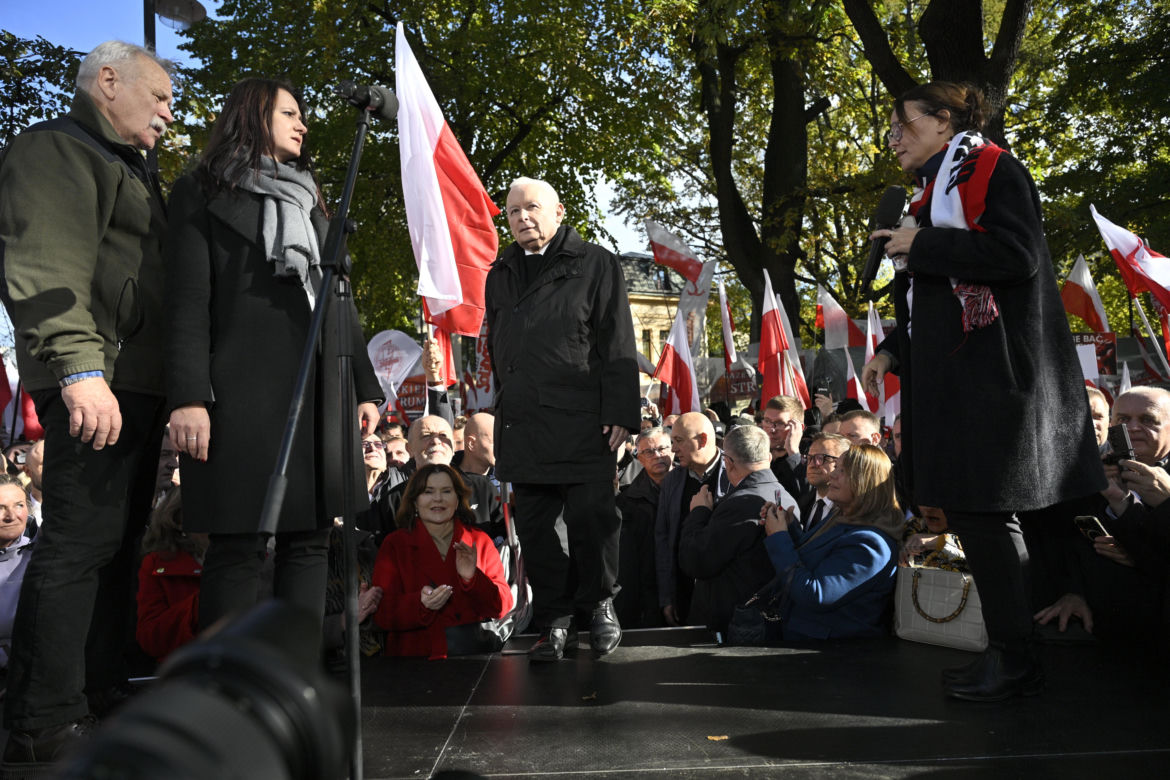 Jarosław Kaczyński w trakcie protestu przed Trybunałem Konstytucyjnym