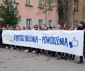 VI LO murem za Bartoszem Bielenią