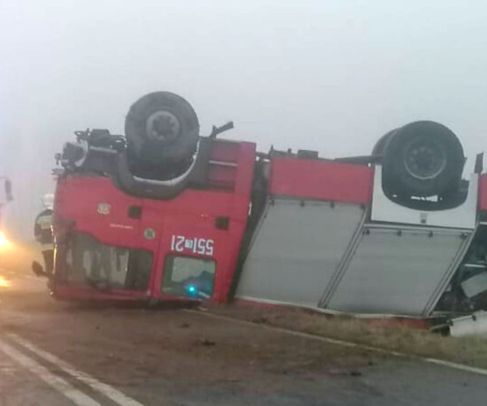 Wóz strażacki dachował na poboczu