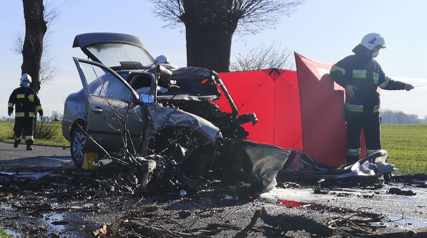 Tragedia pod Nakłem. Kierowca roztrzaskał się na drzewie