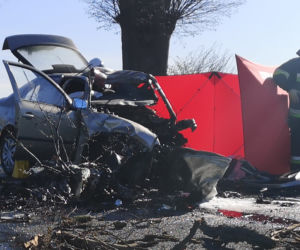 Tragedia pod Nakłem. Kierowca roztrzaskał się na drzewie