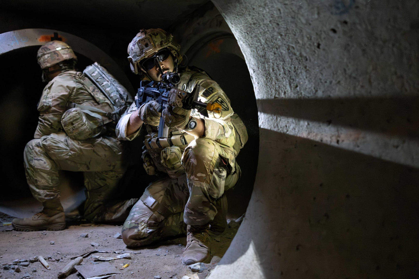 Pentagon planuje operacje lądowe w Iranie. Teheran grozi „podpaleniem” amerykańskich wojsk