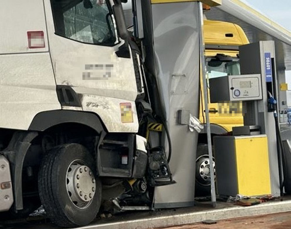 Tir roztrzaskał się na stacji paliw. Totalna demolka pod Brwinowem