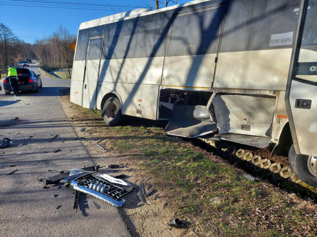 Zderzenie autobusu z autem osobowym w Rzepinku