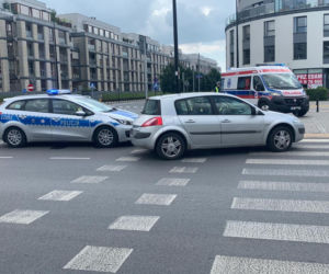 Auto zmiotło matkę z małym dzieckiem z pasów