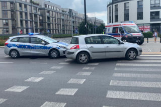 Renault zmiotło matkę z dzieckiem z pasów. Tragedia na Wilanowie [ZDJĘCIA]