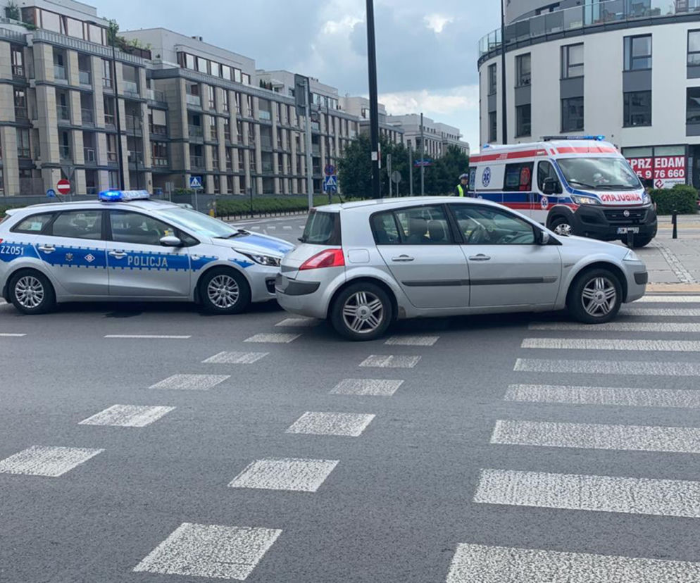 Auto zmiotło matkę z małym dzieckiem z pasów